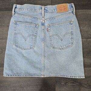 Super cute Levi's denim jean skirt